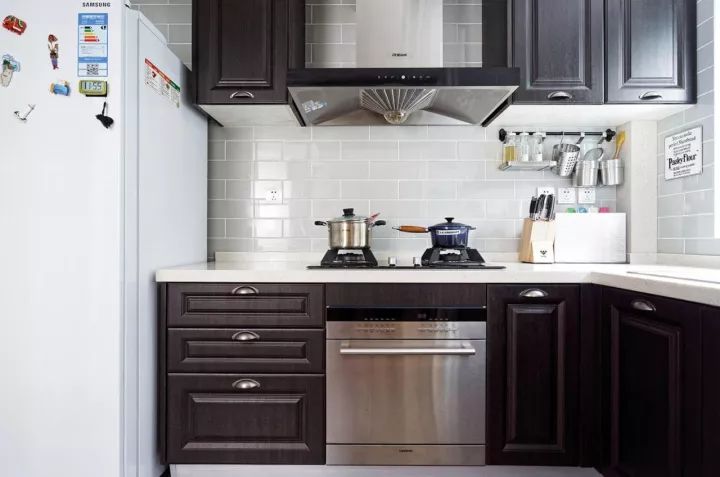 廚房吊軌門(mén)效果視頻_紅磚裝修廚房櫥柜效果圖片大全_廚房門(mén)裝修效果圖