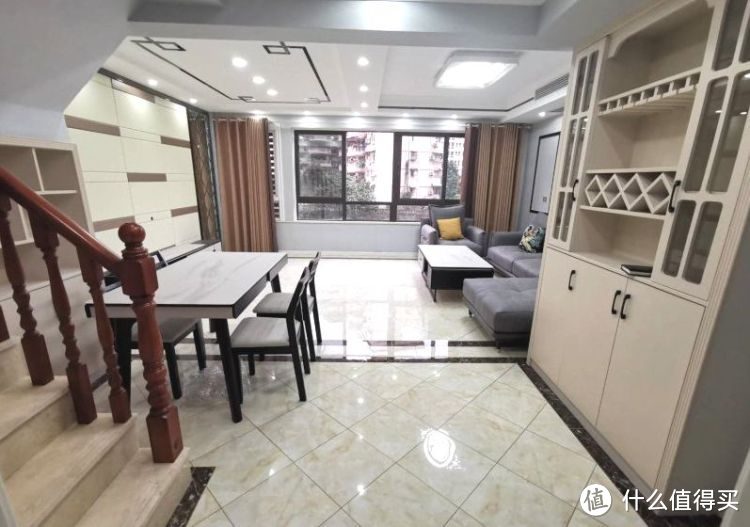 買不起別墅可以看看躍層，128㎡三室兩廳大躍層，堪稱空中別墅