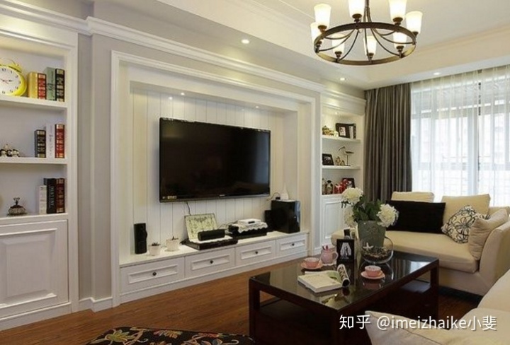 電視墻怎么裝修？別再裝過時的壁紙瓷磚了，聰明人都用這種材料