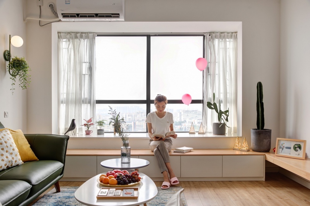 客廳木地板裝修效果圖改造一堵墻，白色+原木配色的家北歐極簡(jiǎn)客廳設(shè)計(jì)圖片賞析