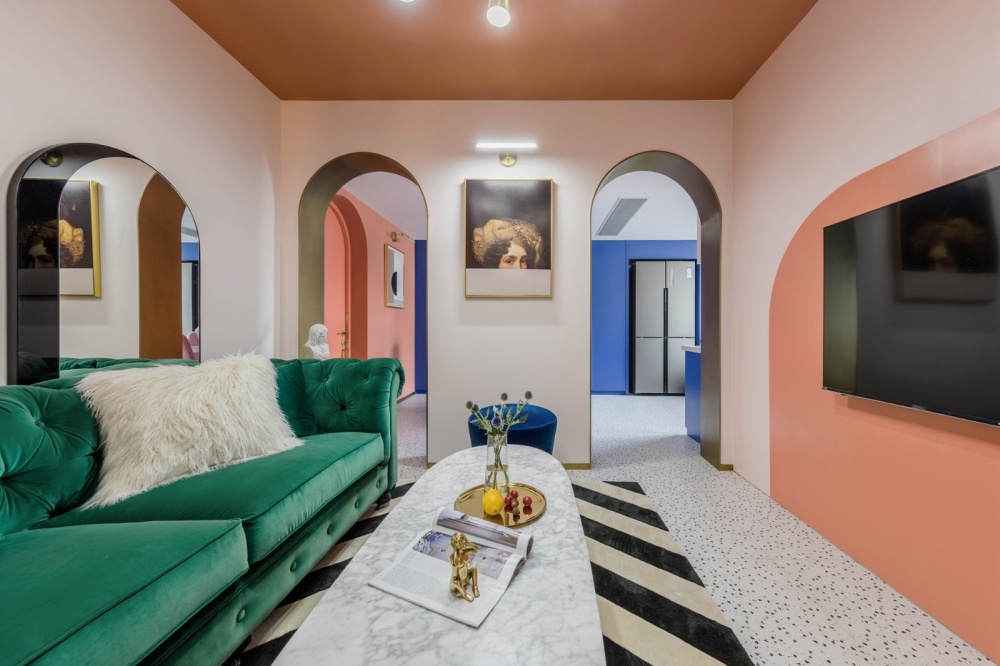 客廳沙發(fā)裝修效果圖老破小變身時髦公寓，最「好色」潮流混搭客廳設(shè)計圖片賞析