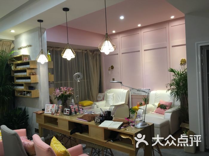 上海市發(fā)匠美發(fā)沙龍采用現(xiàn)代風格發(fā)廊設(shè)計案例圖1