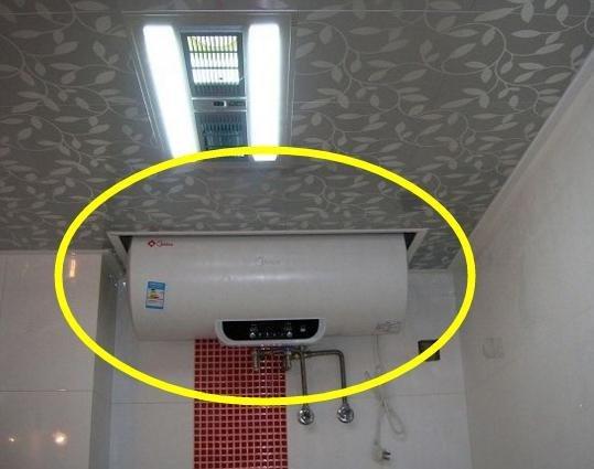 衛(wèi)生間裝吊頂，再裝電熱水器太壓抑了？學學這方法，美觀還省空間
