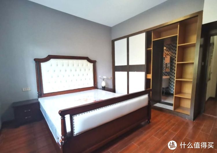 136㎡錯層大四房，優(yōu)雅的新中式裝修，衣柜里面裝廁所，誰見過？