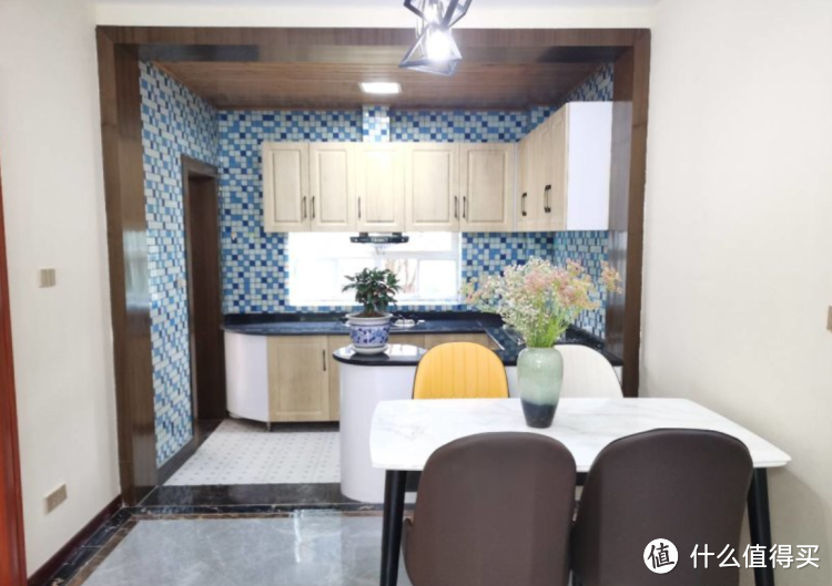 136㎡錯層大四房，優(yōu)雅的新中式裝修，衣柜里面裝廁所，誰見過？