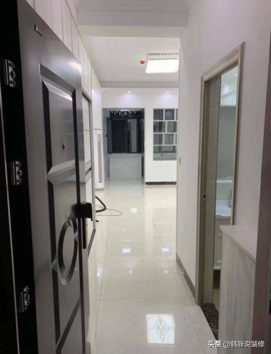 30㎡緊湊小蝸居，把一半陽(yáng)臺(tái)改造成廚房，再也不用擔(dān)心油煙到處飛