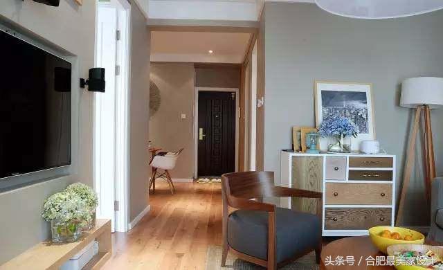 現(xiàn)代簡約的新家裝修的很漂亮，臥室的衣柜旁邊打了書桌，非常實用