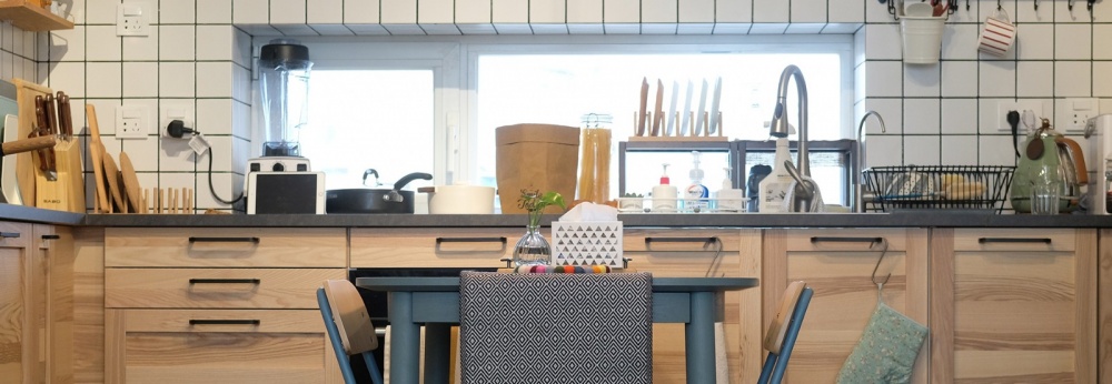 餐廳櫥柜裝修效果圖原木與灰綠撞色，一張方桌讓廚房潮流混搭廚房設計圖片賞析