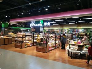 超市裝修案例,超市過(guò)道,超市零食區(qū)擺放設(shè)計(jì)，0149345ca5520da801208f8bcc9d31.jpg