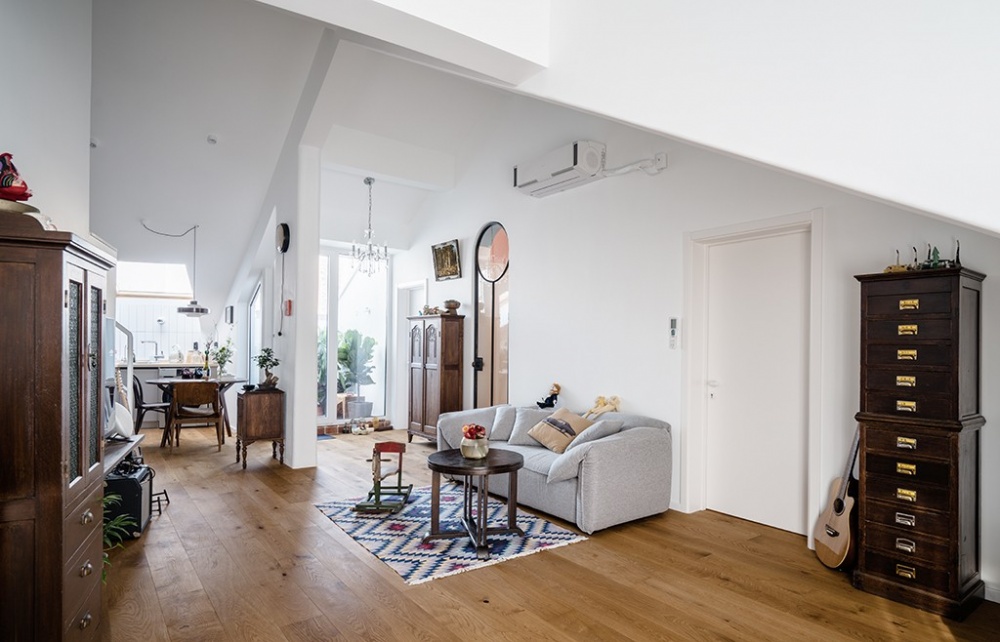 木地板裝修效果圖頂樓不規(guī)則“爛戶型”，改造后房北歐極簡(jiǎn)設(shè)計(jì)圖片賞析