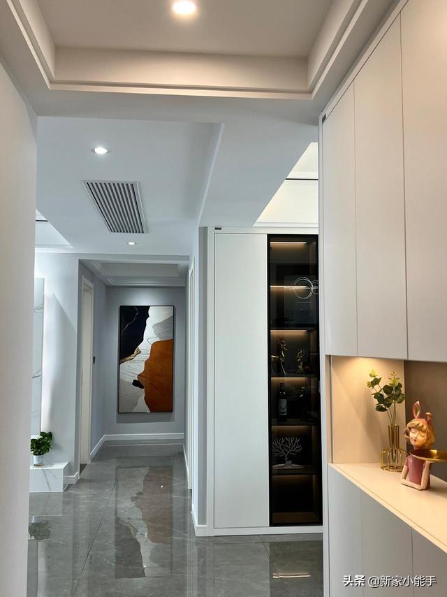 新房裝修完工，全屋定制柜子很喜歡，懸空電視墻顯得很大氣