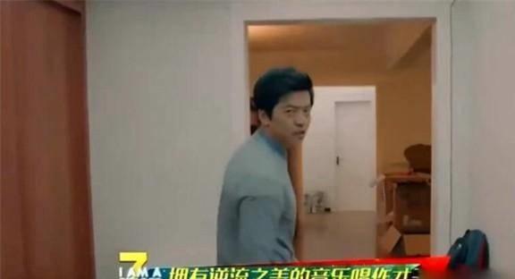 參觀清華才子李健的家，裝修樸素不追求豪華，客廳只放一個大書柜