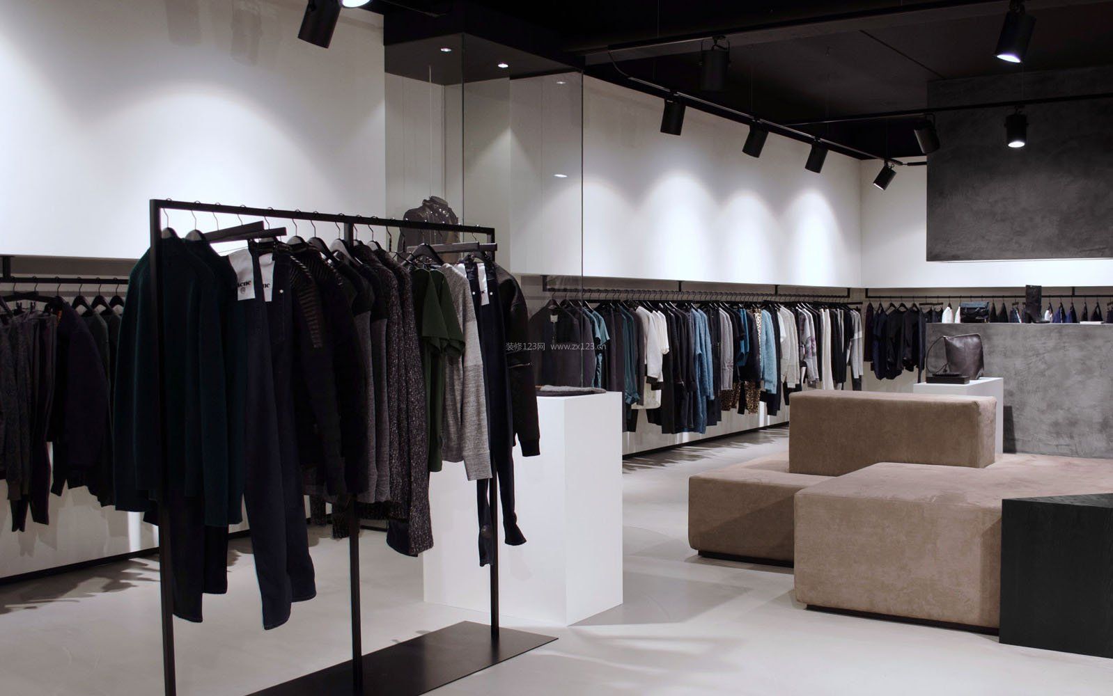 (服裝店裝修圖簡約現(xiàn)代)小型服裝店怎么裝修，時(shí)裝店裝修效果圖